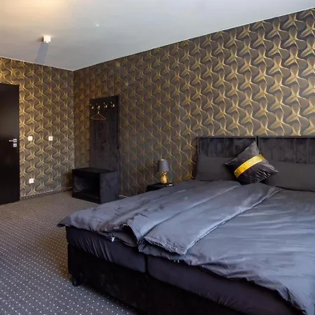 33 לינה וארוחת בוקר 3*